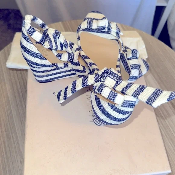 Brand new Alexandre Birman Shoe . - Picture 4 of 7